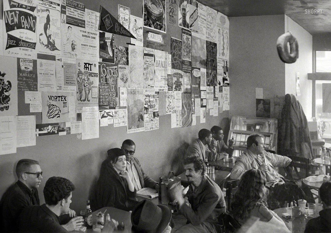 Апрель 1958: сообщество битников в Норт-Бич — кофейня Co-Existence Bagel Shop на Грант-авеню. Фото Кэла Бернстайна для журнала Look. [Источник](https://www.reddit.com/r/sanfrancisco/comments/17gye6t/april_1958_the_beatnik_community_of_san/?tl=ru)